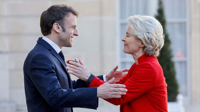 BelleMonjeau's tweet photo. HONTEUX  !😡😡
Désindexer nos retraites pour économiser 3M€ pendant que la facture de l'UE explose de +3M en 2027 et +4M en 2028 !!!
Appauvrir les retraités français pour financer l'étranger 🇺🇦 : voilà le projet !

🔴ON SORT DE L’UE ET ON GARDE NOTRE ARGENT !   #FREXIT https://t.co/9leb4TSHxk