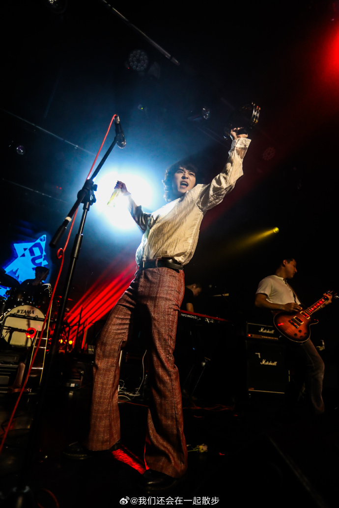Sajanicholas1's tweet photo. Just caught the most electrifying indie band set at the downtown livehouse! The guitar riffs gave me chills and the crowd singing along made every second worth it. Don’t miss their next show next month! https://t.co/zkY7jcFUtx