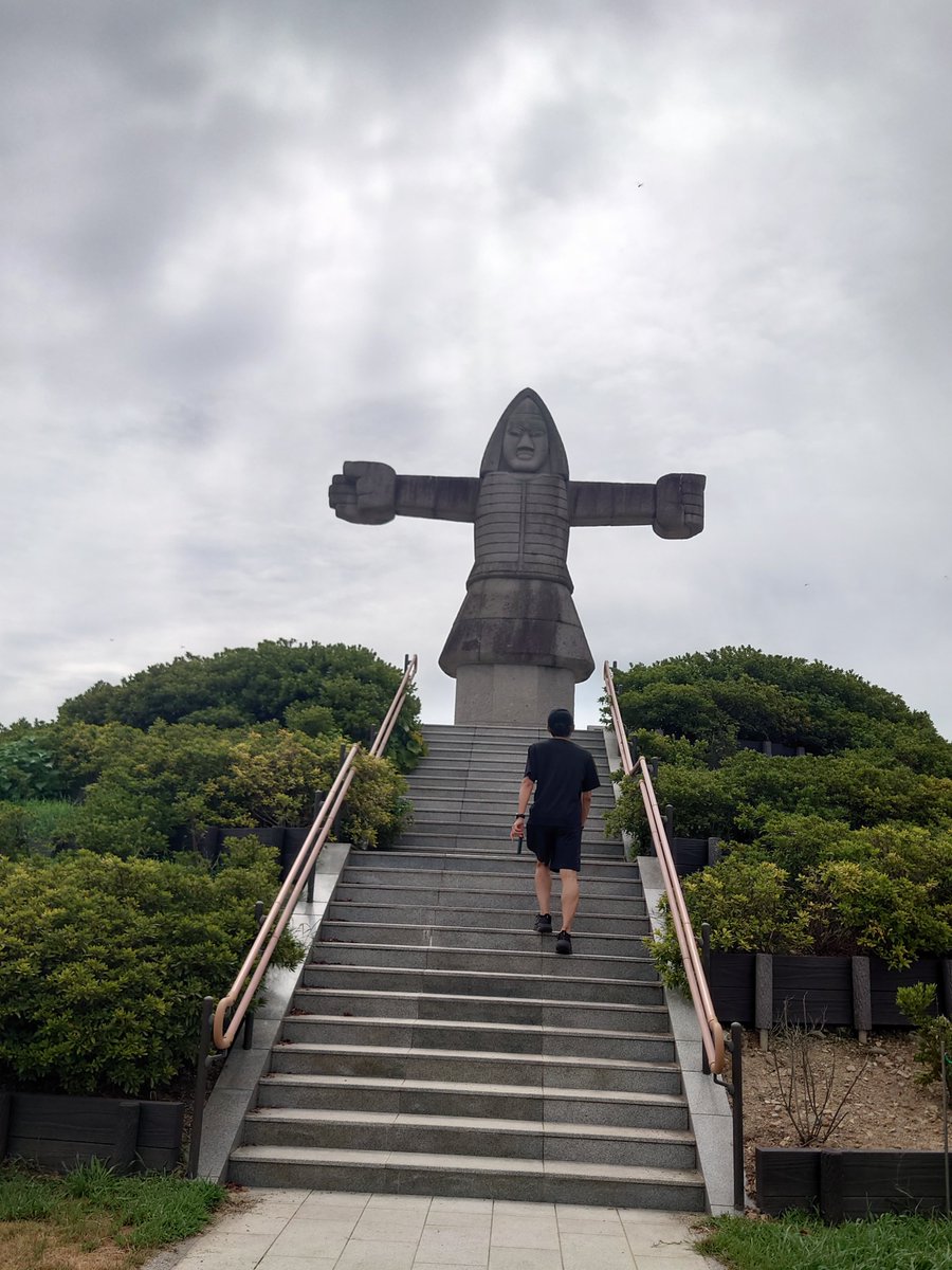harak55's tweet photo. それより、こっちがインパクトあるんじゃない？と脚をのばした

筑紫石人
筑後船小屋駅を見下ろす岡の上にたっている

公園は広大で色々な施設があって、お金の事を考えなければ地元にあったら嬉しいと思います https://t.co/OCNv2go5PS