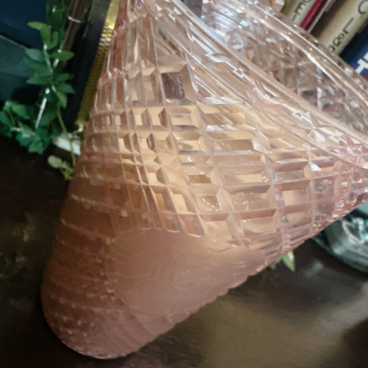 II4Sl4's tweet photo. えっ…？！毎日ラテ飲んでて毎回作るのめんどいから大きなマグカップ欲しくて昔妥協して買ったやつなんだけどもうそんなに使ってたの？熱い飲み物も冷たい飲み物もこれで飲んでたからそりゃヒビ入るわ…

まだ使えそうだから使うけど使えなくなったらセルフィーユ植えよ(*´꒳`*) https://t.co/ITcOV4GQi5