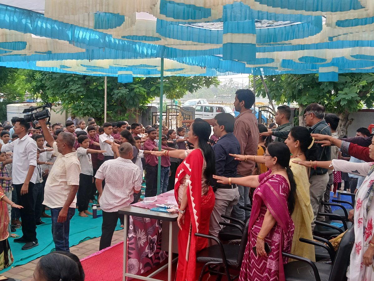 _PreetPtl's tweet photo. Our Societal Internship with Baroda Youth Federation was a journey of learning and giving back.

From book distribution in a gov. school to e-waste management, cloth collection &amp; tree plantation,we learned that teamwork can create meaningful change. 

#SocialImpact #Teamwork https://t.co/9zK4AMUgJM