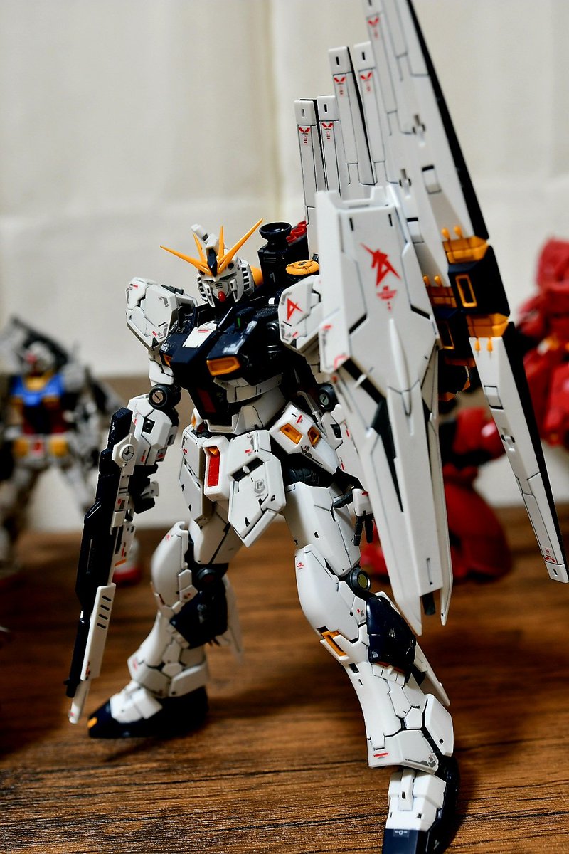 NAGO7500's tweet photo. 昨日模型店に行ったら
MGのνガンダムがあって悩んだ😵
HGギャプラン、ジ・Oもあり
ぐっと悩んで諦めた。

素晴らしい品揃えの模型店
とても目の保養になりました👀 ✨

 #ガンプラ
＃ガンプラ好きと繋がりたい https://t.co/PCli4alkN5