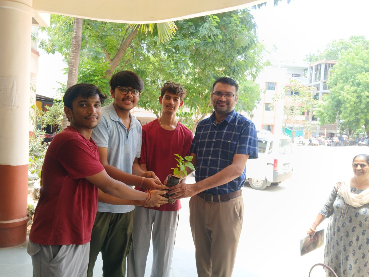 _PreetPtl's tweet photo. Our Societal Internship with Baroda Youth Federation was a journey of learning and giving back.

From book distribution in a gov. school to e-waste management, cloth collection &amp; tree plantation,we learned that teamwork can create meaningful change. 

#SocialImpact #Teamwork https://t.co/9zK4AMUgJM
