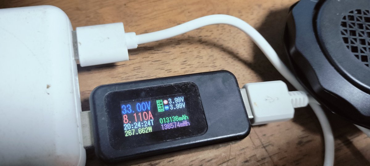 mnlt18's tweet photo. ワークマンのペルチェベストについてるペルチェ素子　端子がUSB-Cと同じ形なので直結したら33V8Aとかあり得ない数字が出たけど何で？ https://t.co/9Psg7kOM0T