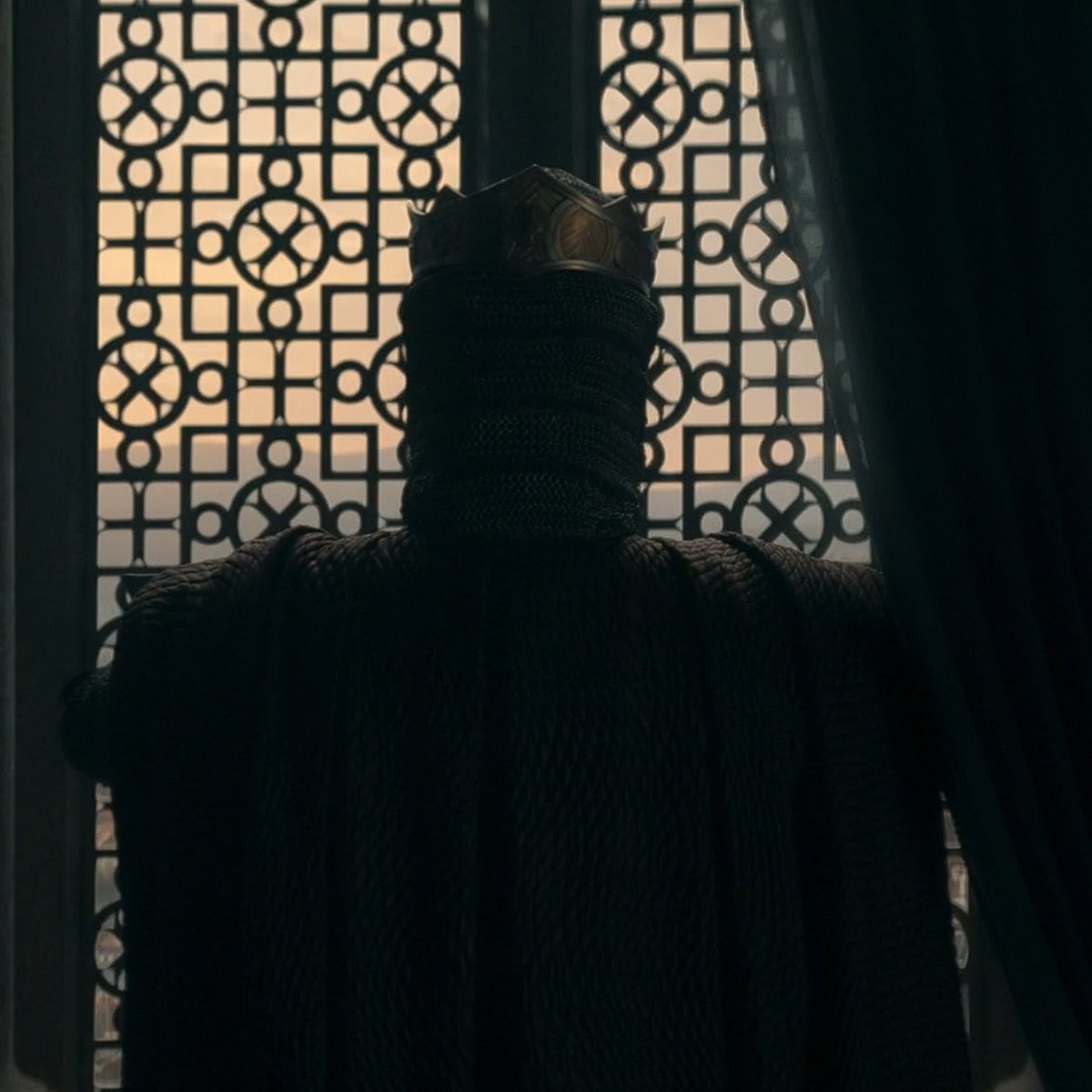 rhaelina's tweet photo. not her closing the window omg i just burst out laughing i'm sorry #houseofthedragon https://t.co/HBSgYXhTRx