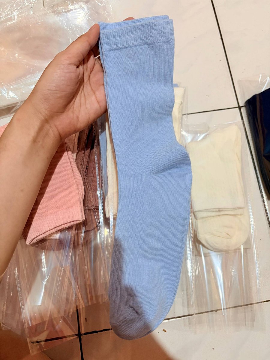fortunasocks's tweet photo. Haloo halooo yg nyari kaos kaki ini boleh yuk diorder kaos kaki polos warna🥰

💸 15k/3 pasang
🏘️ Jabar
✅ inc admin oren &amp; packing

t. #zonauang️ #zonajajan https://t.co/yjVithSlP0