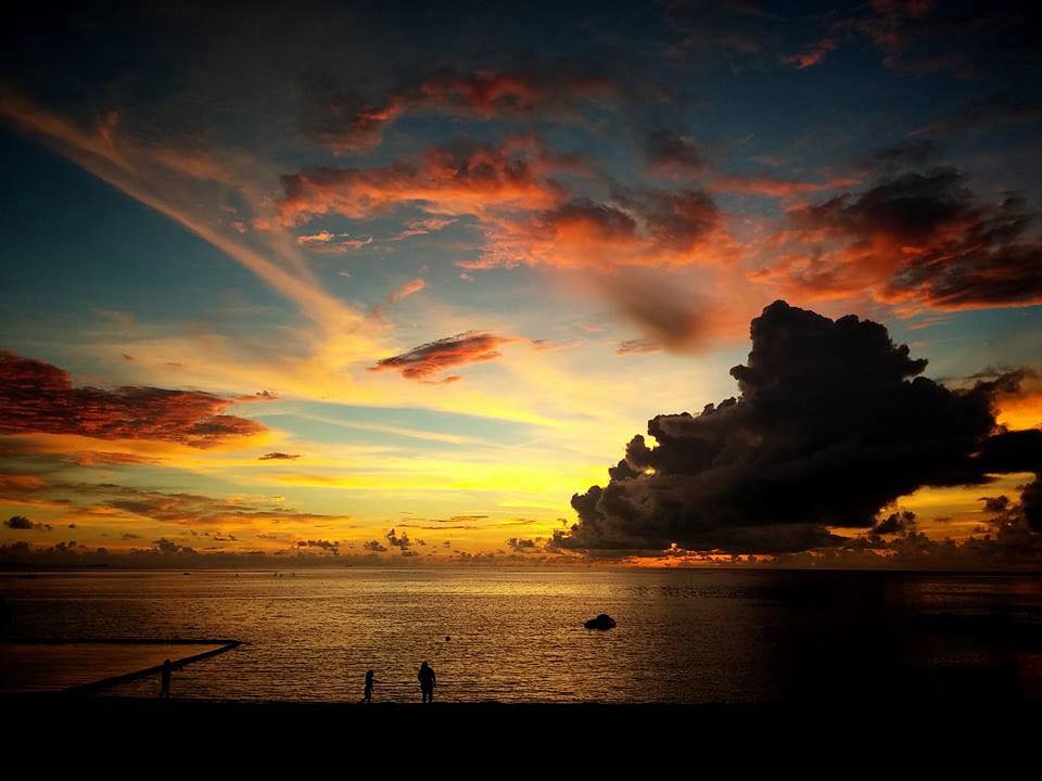 nangokuichiba's tweet photo. 🌊海に映る夕日の色が、とても綺麗。 
オレンジ、黄色、深い青…✨
時間とともに表情を変える沖縄の夕暮れ🌅 
何もせず、ただ眺めていたくなる景色です😊  
#沖縄 #夕暮れ #風景 #沖縄の海 #絶景 https://t.co/QV2z6M7LWG