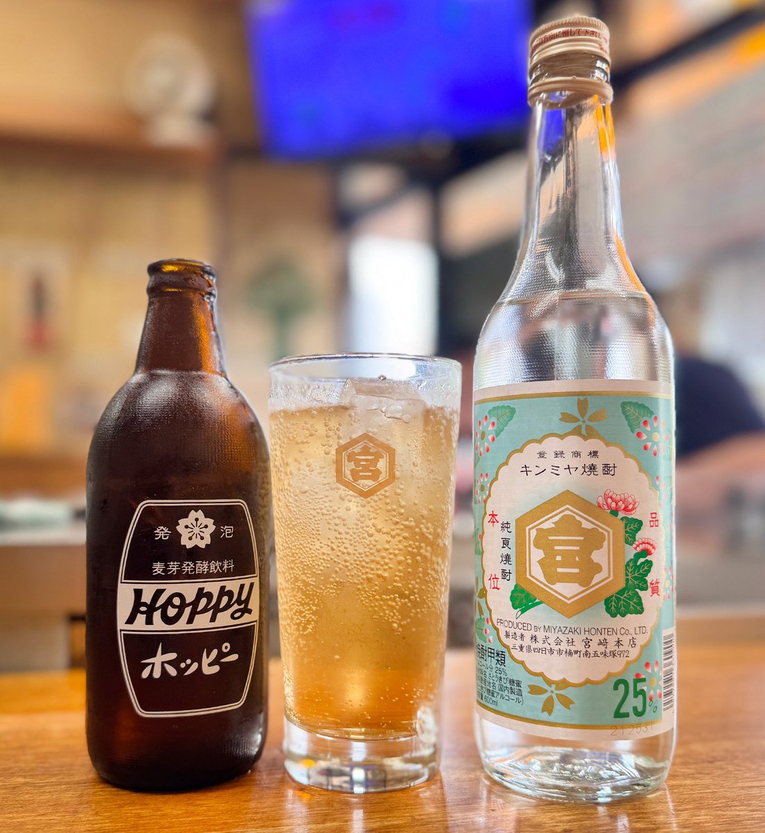 1000bero_net's tweet photo. 100年前のデザイン。

キンミヤ焼酎のラベルデザイン、実は約100年前に作られたものだと聞いたことがある。当時の資料が残っておらず、誰がデザインしたのかもわからないんだって。ロマンを感じるよね✨ https://t.co/jaWE6VP8Tp