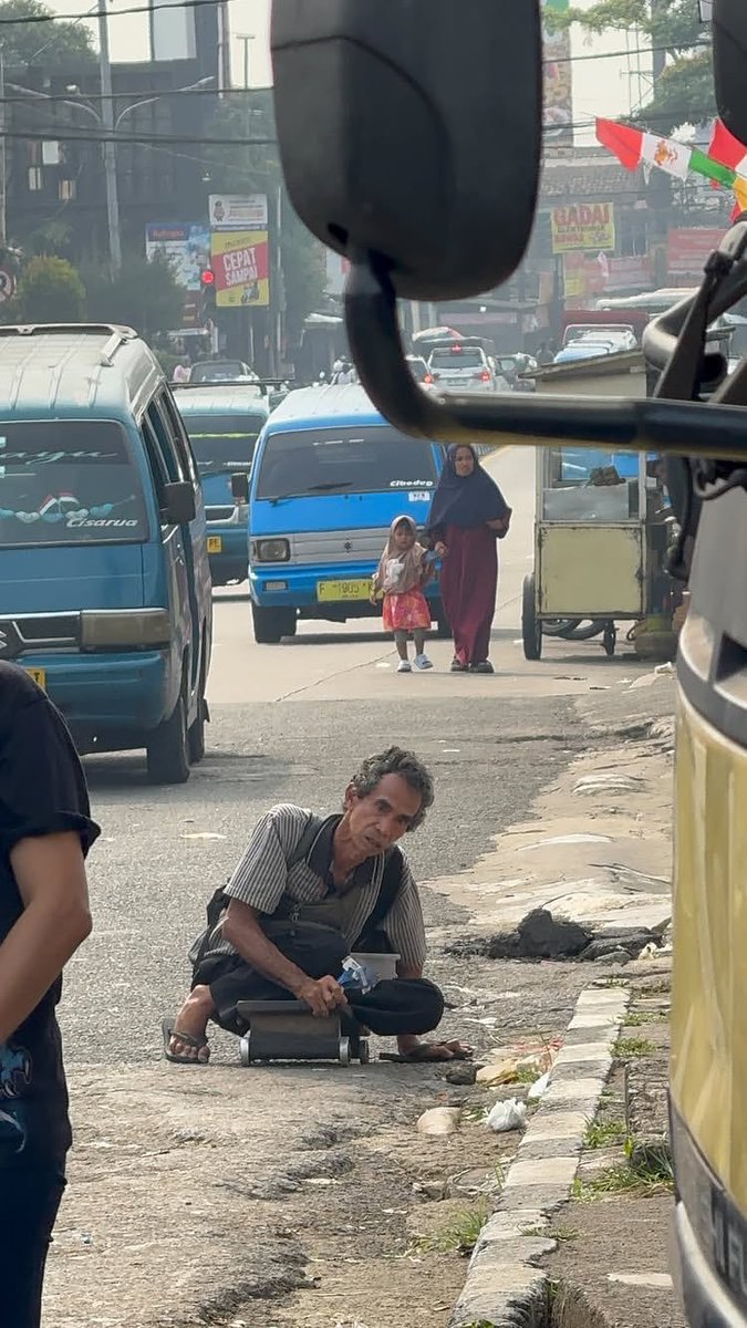 MasBroKontxkri's tweet photo. Nama Pak Kartubi
Kelahiran tahun 1961
Usia 65 Tahun 

Bapak Kartubi Berjualan Alat Cukur
Beliau Jualan keliling dari pagi sampai sore 

Alat cukur yg dijual Bapak Kartubi 
Harganya Rp.5.000/2 pcs 
Dan beliau juga jualan Korek dengan Harga 2.000 Rupiah 

Bapak Kartubi terkena penyakit polio dan Saraf ke jepit , Akhirnya beliau harus berjualan dengan keadaan seperti ini 🥹

Yg mau bantu beliau silahkan cek IG adiefwafi