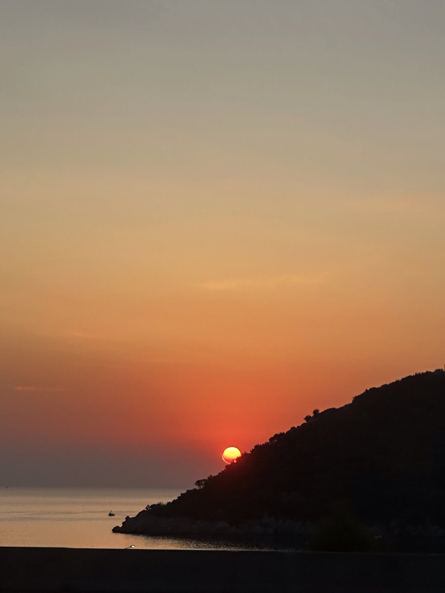 DVa55327241's tweet photo. Sunset https://t.co/OqtaDTYDKG