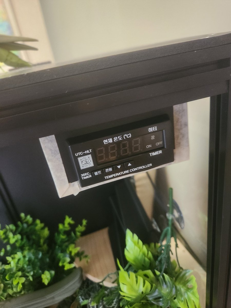 B_E_Snake's tweet photo. ...... 저희집 백사헌(특:Real뱀)이 코드가 빠져나가는 저 작은 구멍을 통해(2번째 사진 참조) 자동온도기 속으로 들어갔다는 소���인데요 https://t.co/pdYGO3OdiD