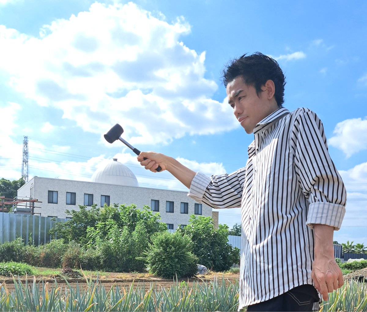hagi_k1's tweet photo. これが川越の違法モスクだ。
けっこう周囲から目立つよ。
許可なく建てているので 都市計画法と建築基準法に違反している。
しかも、「もう使わない」と約束したのに、深夜に人の出入りがあるという近隣住民からの声も出ている。
川越市役所は何をやってるんだ。
いつになったら この違法モスクが取り壊されるのか。
所有者が解体しないなら、代執行で強制撤去しろ。
もちろん撤去費用は所有者に請求。

私は近くの市の議員だが、これは川越だけの問題じゃない。
日本どこでも起こりうる。
みんなで反対の声をあげよう！