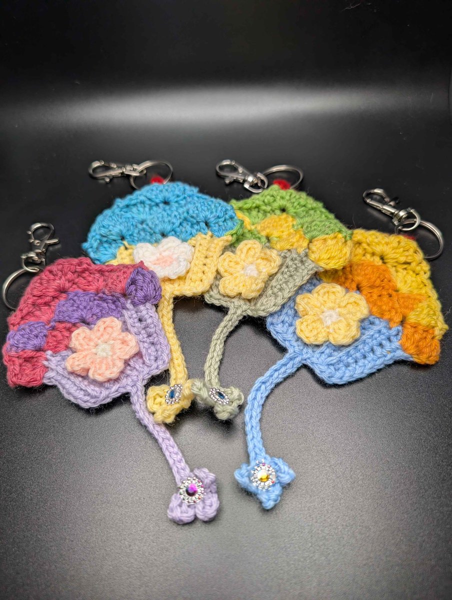 BloomDesignsSt's tweet photo. Always losing your bookmark when you put down on your bed? Don’t worry I lose em too… All the time actually…. But its harder to close these keychain cupcakes as long as you hook them onto something! https://t.co/RCWx8XIu0X