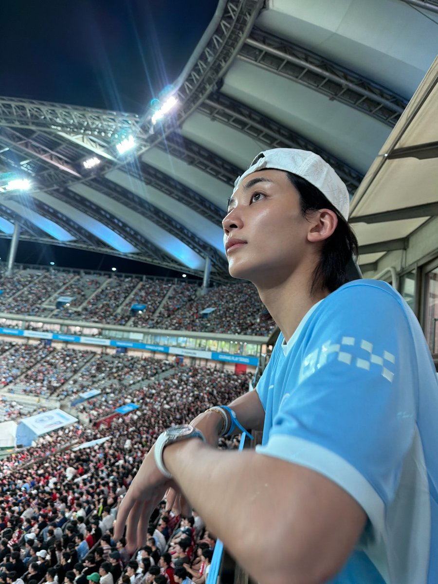 matchayjh's tweet photo. jeonghan wearing a cap sana alam mong ikaw pinakamaangas sa akin https://t.co/PFa08Fo3px