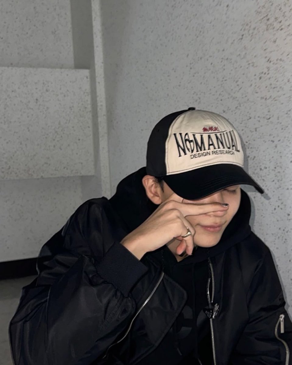 matchayjh's tweet photo. jeonghan wearing a cap sana alam mong ikaw pinakamaangas sa akin https://t.co/PFa08Fo3px