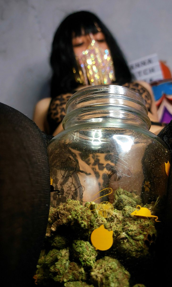 Yonaka420's tweet photo. el regalito que me toco de parte de @CannaBitch1009 🥴🥴🥴🥴 https://t.co/mnblodUTO3