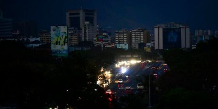vivassantanaj_'s tweet photo. ¡A esta hora de la madrugada del 10-8-2026 reportan varios sectores de Caracas #sinluz entre el este y el oeste: Santa Paula, El Cafetal, El Hatillo, Los Naranjos, San Bernardino, Catia, La Pastora, El Junquito. También me llegan reportes de gente en Nueva Esparta en La Asunción que llevan 24 horas sin electricidad. Táchira y Zulia también en caos eléctrico