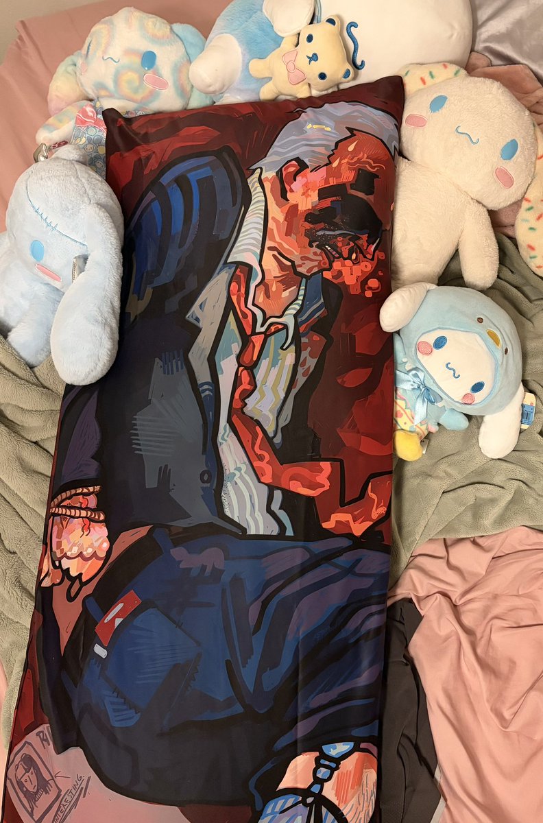 eastrman's tweet photo. Aww Easterman is bonding with the Cinnamorolls!! 

@evil_device thank u for our matching pillows… 🫶🦭 https://t.co/KYWek2V5Yn