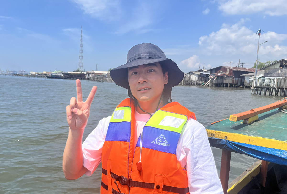 oricon's tweet photo. SixTONES森本慎太郎、インドネシアへ🇮🇩
スマトラ島のジャングルで“自由研究”
⠀
プライベートで
アマゾンを訪問したこともある森本が
熱帯雨林で激レア動物に遭遇🌳
⠀
スタジオではジェシーも見守る
https://t.co/FYlqVxAL9C
⠀
📺『世界くらべてみたら』夏休み特大号 https://t.co/Lq5Iq6LVhC