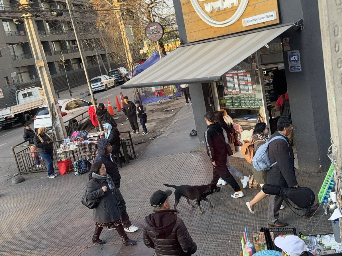infogatecl's tweet photo. A un par de cuadras de #Alameda , en sector mal llamado mini #caracas en #EstacionCentral , este era el panorama hoy: venta de comida y de un cuánto hay https://t.co/5vBFzsTxSC