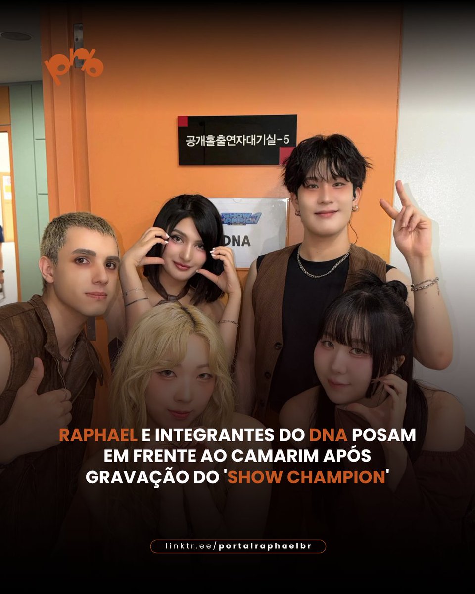portalraphaelbr's tweet photo. A integrante Mariam (dna_mariam), do grupo DNA, divulgou uma nova foto do quinteto completo reunido em frente ao camarim oficial da atração nos estúdios da MBC M. Na imagem, o cantor brasileiro Raphael surge em destaque à esquerda fazendo um gesto de "joia" (positivo) para a https://t.co/KooIJrzrkt
