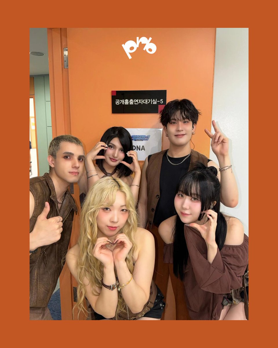 portalraphaelbr's tweet photo. A integrante Mariam (dna_mariam), do grupo DNA, divulgou uma nova foto do quinteto completo reunido em frente ao camarim oficial da atração nos estúdios da MBC M. Na imagem, o cantor brasileiro Raphael surge em destaque à esquerda fazendo um gesto de "joia" (positivo) para a https://t.co/KooIJrzrkt
