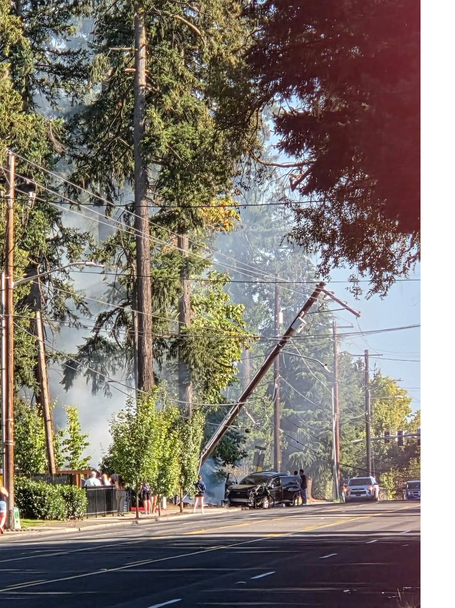 jeremyscottpdx's tweet photo. 🚨VANCOUVER: A driver was arrested for DUI after crashing their vehicle into a power pole on NE 112th Avenue near 7th Street this afternoon. It knocked out power to 2,700 Clark Public Utilities customers for about two hours. #VanWa https://t.co/0hfPBlY99i