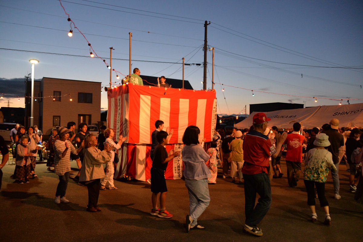 shintotsu_town's tweet photo. 第17回文京区納涼祭☺️

8月9日㈰に文京区自治会館で文京区納涼祭が行われました。
子どもから大人まで多くの方が輪になり、盆踊りを楽しみました。
音楽に合わせて踊りながら、参加者同士が笑顔で交流する姿が見られ、会場は温かな雰囲気に包まれました。

＃新十津川町文京区
＃第17回文京区納涼祭 https://t.co/e3UhQoHIK3