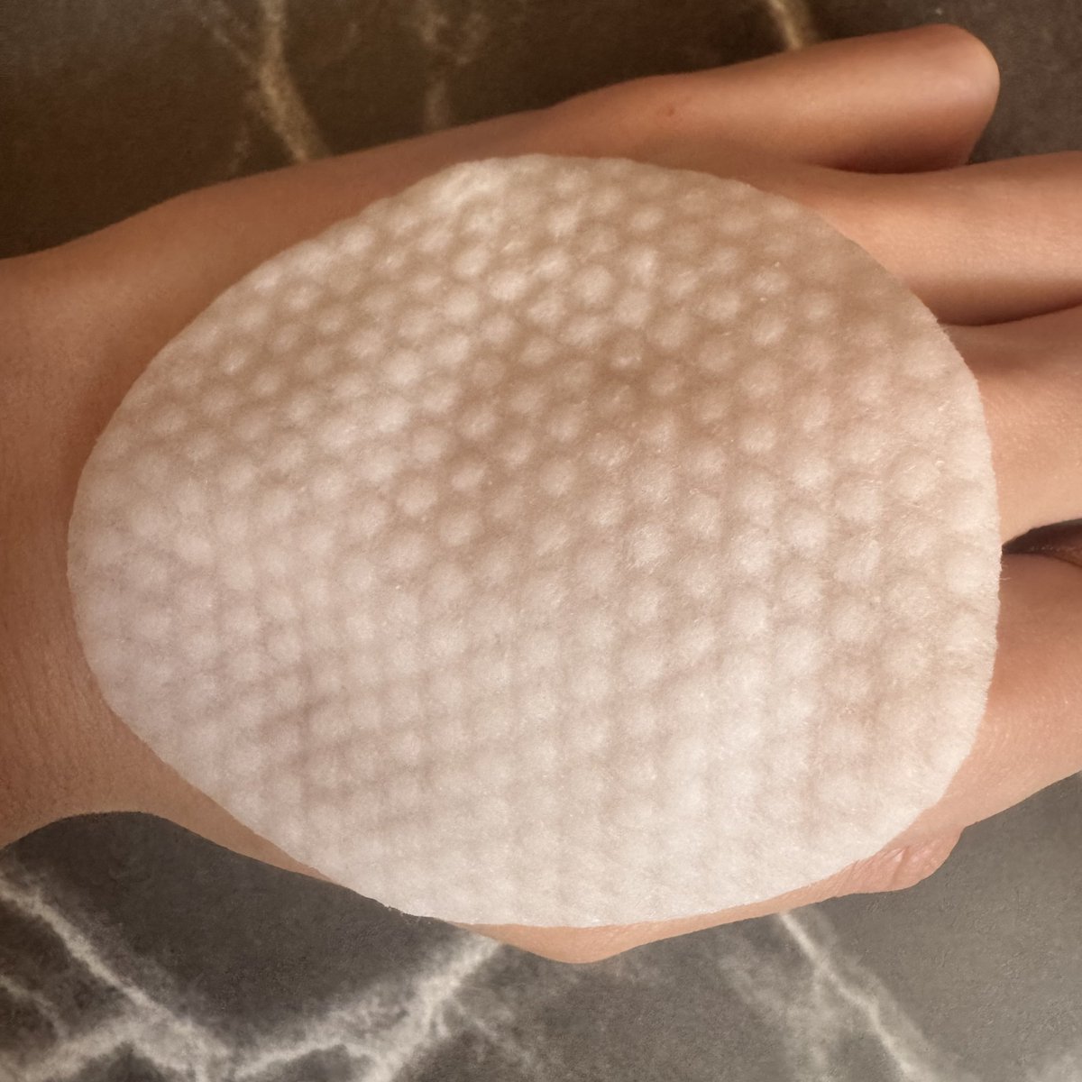 06sudeyledamla's tweet photo. 疲れて帰った日のクレンジングは楽したい🙏🥹
そんな日に手が伸びるVERAMOREのクレンジングパッド🩷
パッドでやさしく拭くだけだから簡単!
メイクや肌の汚れをすっきりオフできるのが嬉しい(^-^)
#VERAMORE #韓国コスメ #クレンジング #クレンジングパッド #低刺激 #拭き取りケア #スキンケア https://t.co/AhdAYHj7Iu
