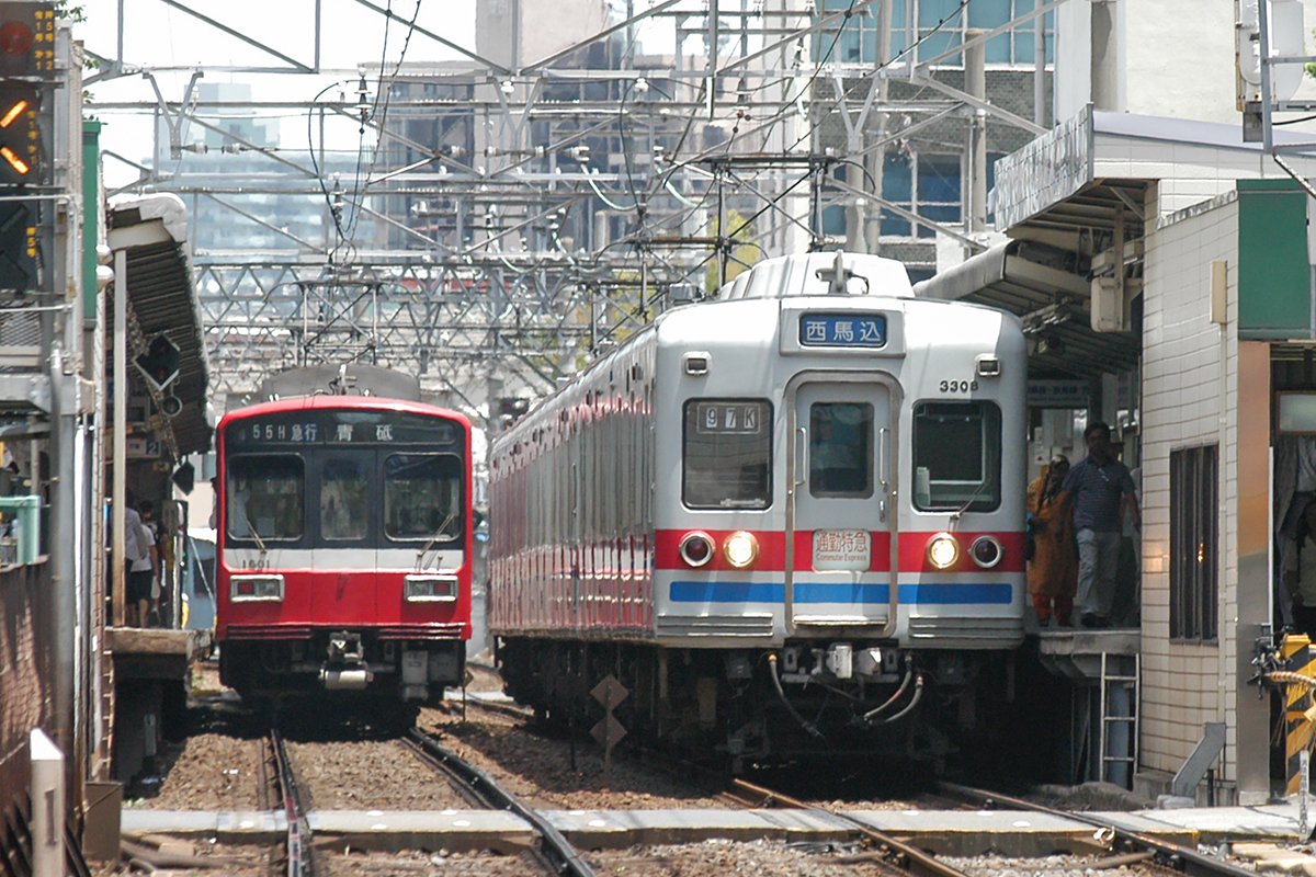 bacdonalds's tweet photo. 赤電の通勤特急？

急行が曳舟に到着すると運転士さんはよく幕をに普通へ回して押上での手間を省いていました。
実際赤電がオレンジ通勤特急に入ったのは、いつだかの終夜運転で6連に変更された夜の上り通勤特急に入った時だけだとか？
当時の運用サイト氏が撮っていましたが、今は見られず。

#京成 https://t.co/dS44XeSX68