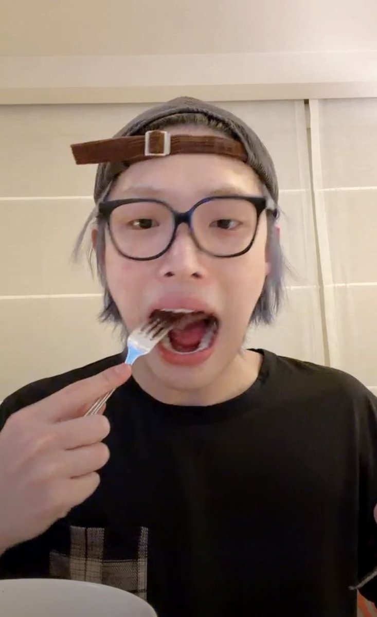 imjaeyik's tweet photo. the screenshots my sister takes when we facetime 🤦 https://t.co/6h9OZhsEx6