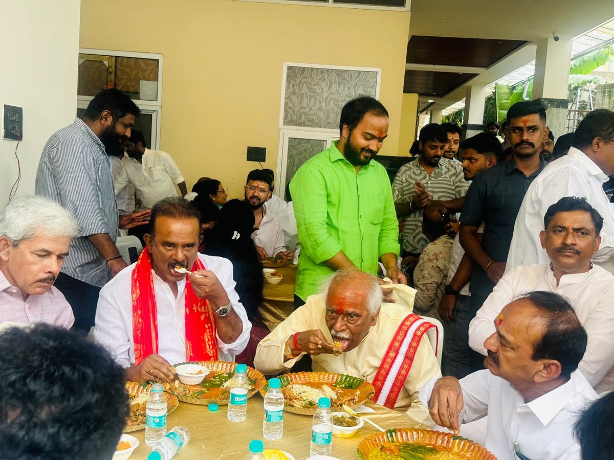 PMuralidharRao's tweet photo. Had the privilege of visiting the residence of Ex Governor of Haryana state Shri Bandaru Dattatreya Ji in Hyderabad on the auspicious occasion of the Bonalu festival celebrations.

It was a pleasure to join in the festive spirit and celebrate the rich cultural traditions and heritage of Telangana. Wishing everyone a joyous, peaceful and blessed Bonalu.

@Dattatreya