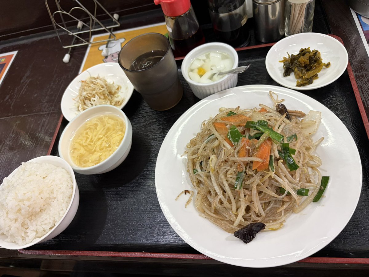 kktabo's tweet photo. 福岡市西区「壱岐食堂」でAランチ（焼きビーフン770円）😊 野菜たっぷりの焼きビーフンはシャキシャキ食感と絶妙な塩加減で、ご飯との相性も抜群！玉子スープ、高菜漬��、杏仁豆腐まで付いて大満足。団地で長く愛される理由が分かる街中華でした✨ https://t.co/sS7dpGorJN
