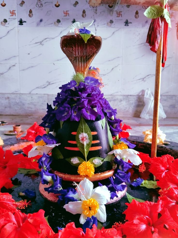 TogetherUss's tweet photo. #महादेव के सभी भक्तों को , श्रावण माह के द्वितीय #साेमवार की हार्दिक शुभकामनाएं.... 🌻🔥🌹

#त्रिलोकनाथ सभी भक्तों पर अपना प्रेम और आशीर्वाद सदैव बनाए रखें... 🙏♥️📿
                               
                               🕉️ॐ नमः शिवाय📿 https://t.co/LePqbfvfKs