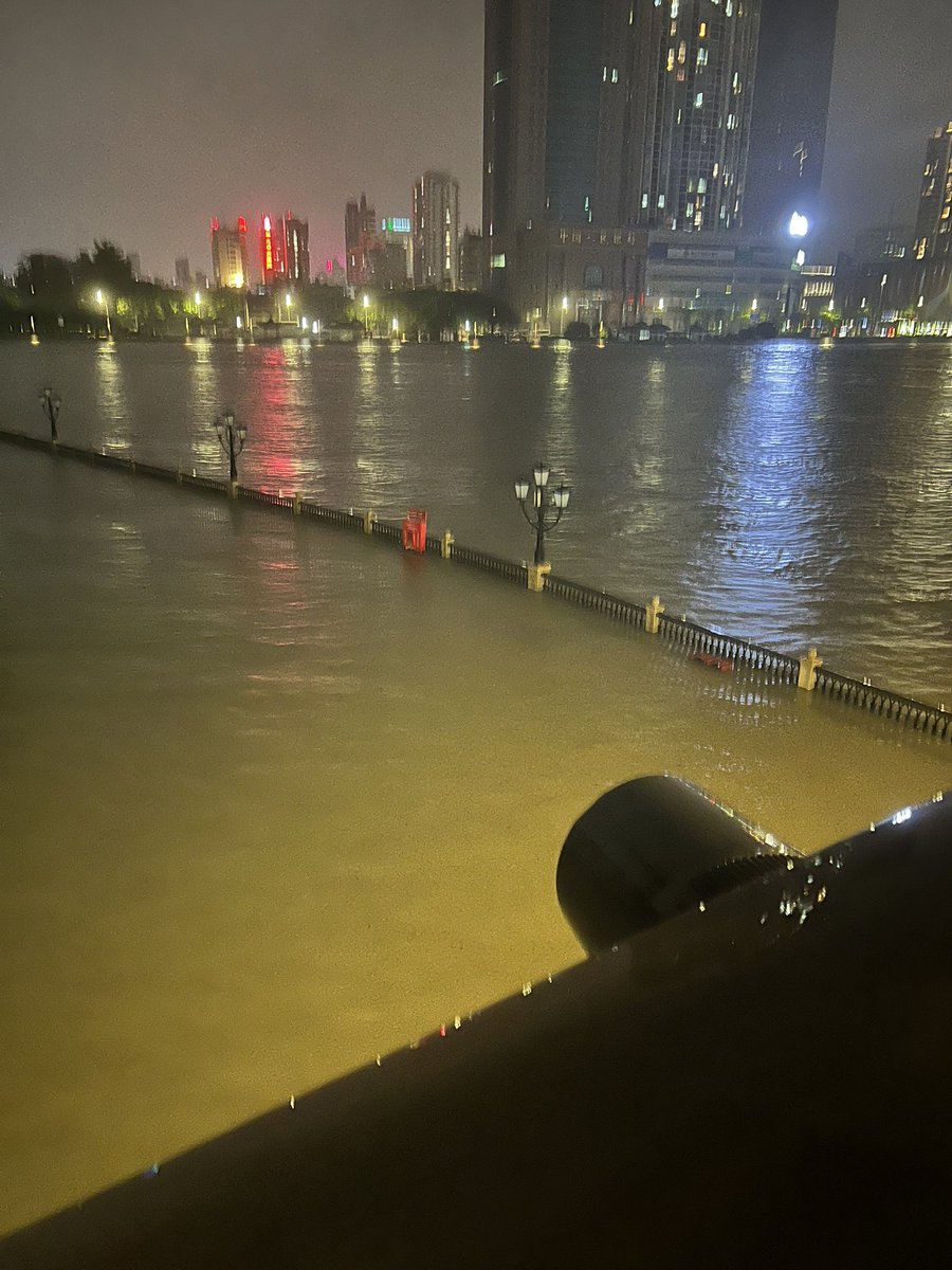 ZhXcy_'s tweet photo. 风大雨大 https://t.co/kQZl0dbMom