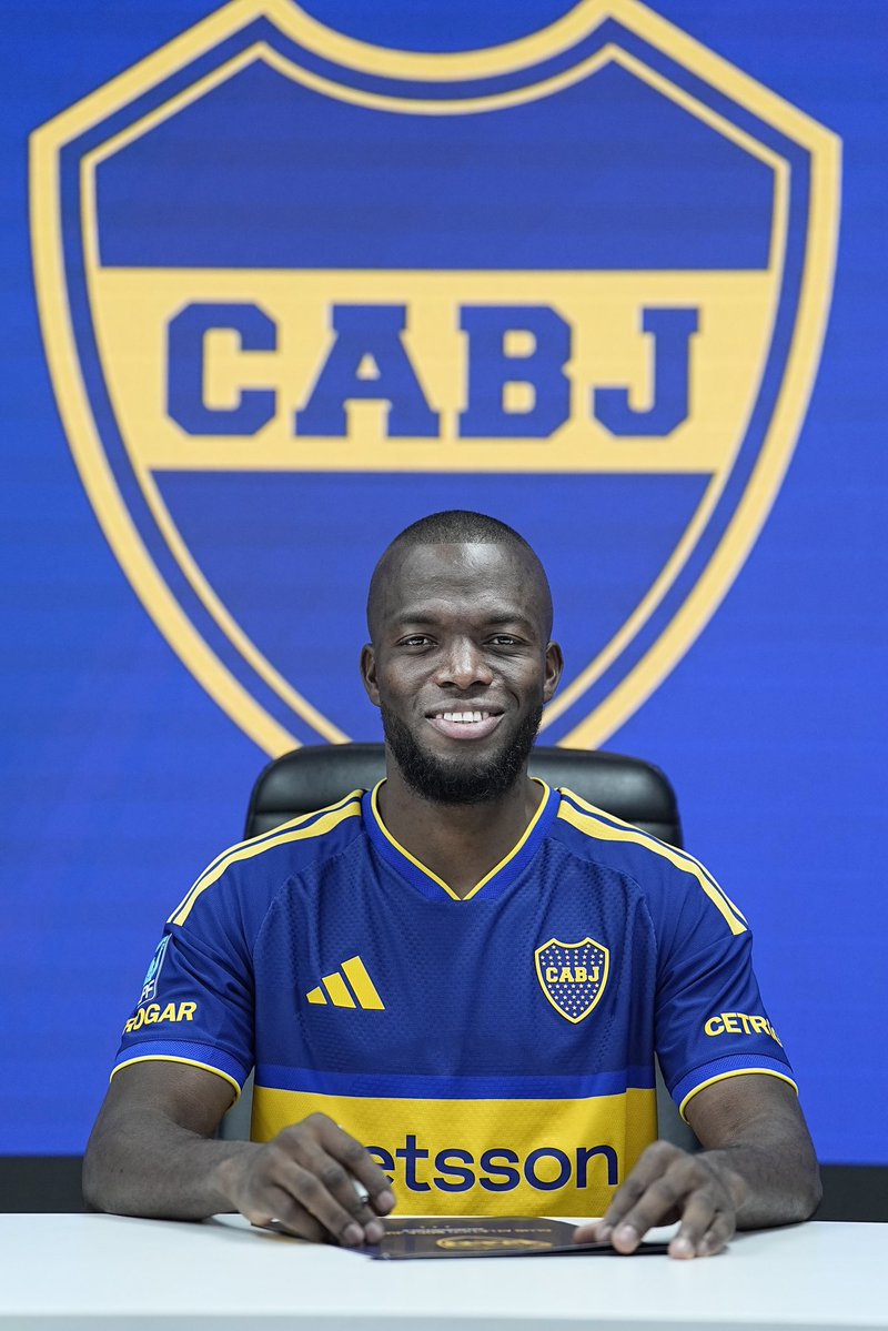 LuisOmarTapia's tweet photo. #Fútbol2Day - 🇦🇷 

Enner Valencia 🇪🇨 fue anunciado oficialmente como delantero de Boca Juniors.

Firmó contrato hasta diciembre de 2027. https://t.co/vc17kwGYVS