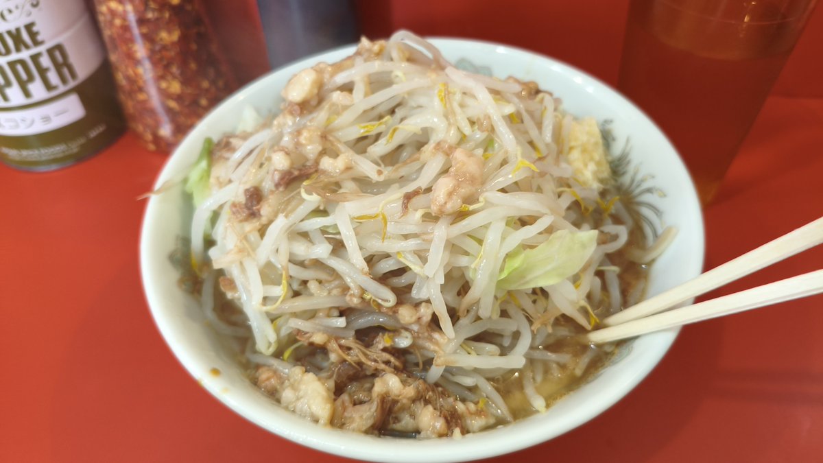 zokilin's tweet photo. 麺少なめニンニク少なめヤサイアブラ。
うっかり写真をとる前に���を崩してしまった。

麺半分でも良かったかも（汗） https://t.co/B36fYUw2cA