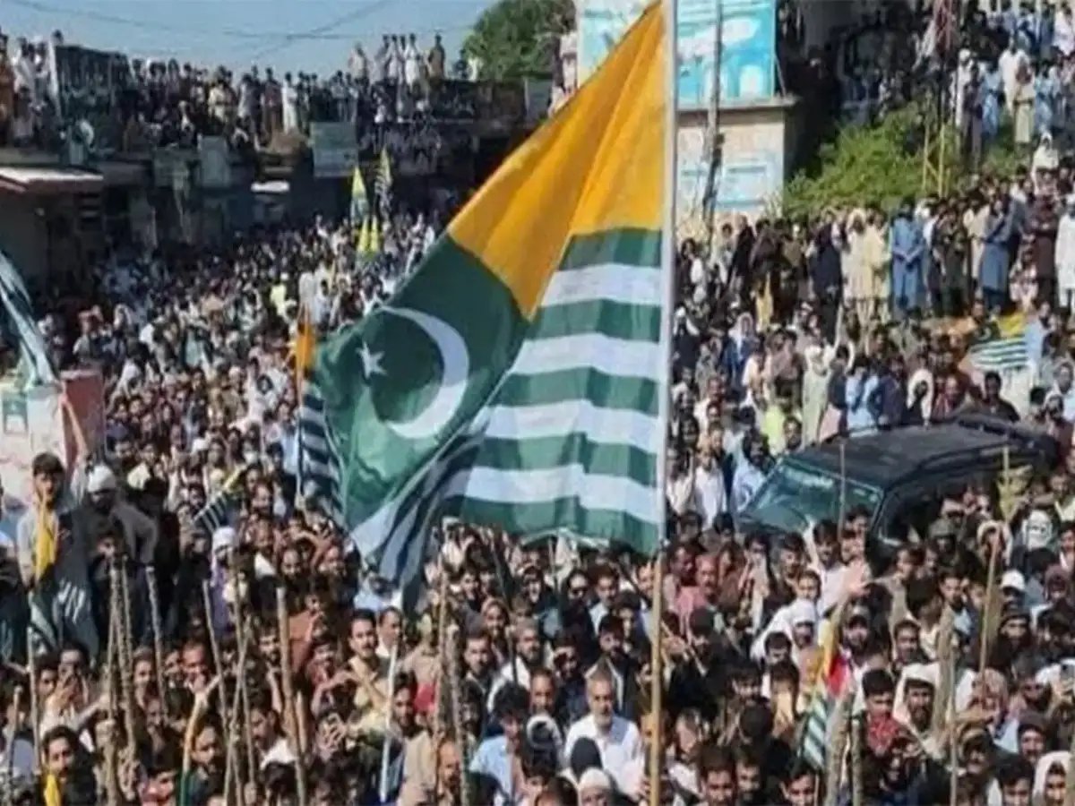 ehsandabraj's tweet photo. Elections in Pakistan-administered Kashmir can't mask a profound accountability crisis,reported deaths, suppressed protests,&amp; polling delays in sensitive areas. UN Human Rights has demanded impartial investigations into deaths. #PoJKCrisis #HumanRights #Accountability #Kashmir https://t.co/W4lynStwCf