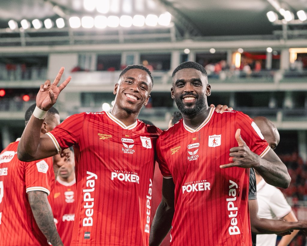 AmericadeCali's tweet photo. 👹 𝐄𝐥 𝐃𝐢𝐚𝐛𝐥𝐨 𝐡𝐢𝐳𝐨 𝐟𝐢𝐞𝐬𝐭𝐚 𝐞𝐧 𝐜𝐚𝐬𝐚. 🔴 https://t.co/fTKbpezy1x
