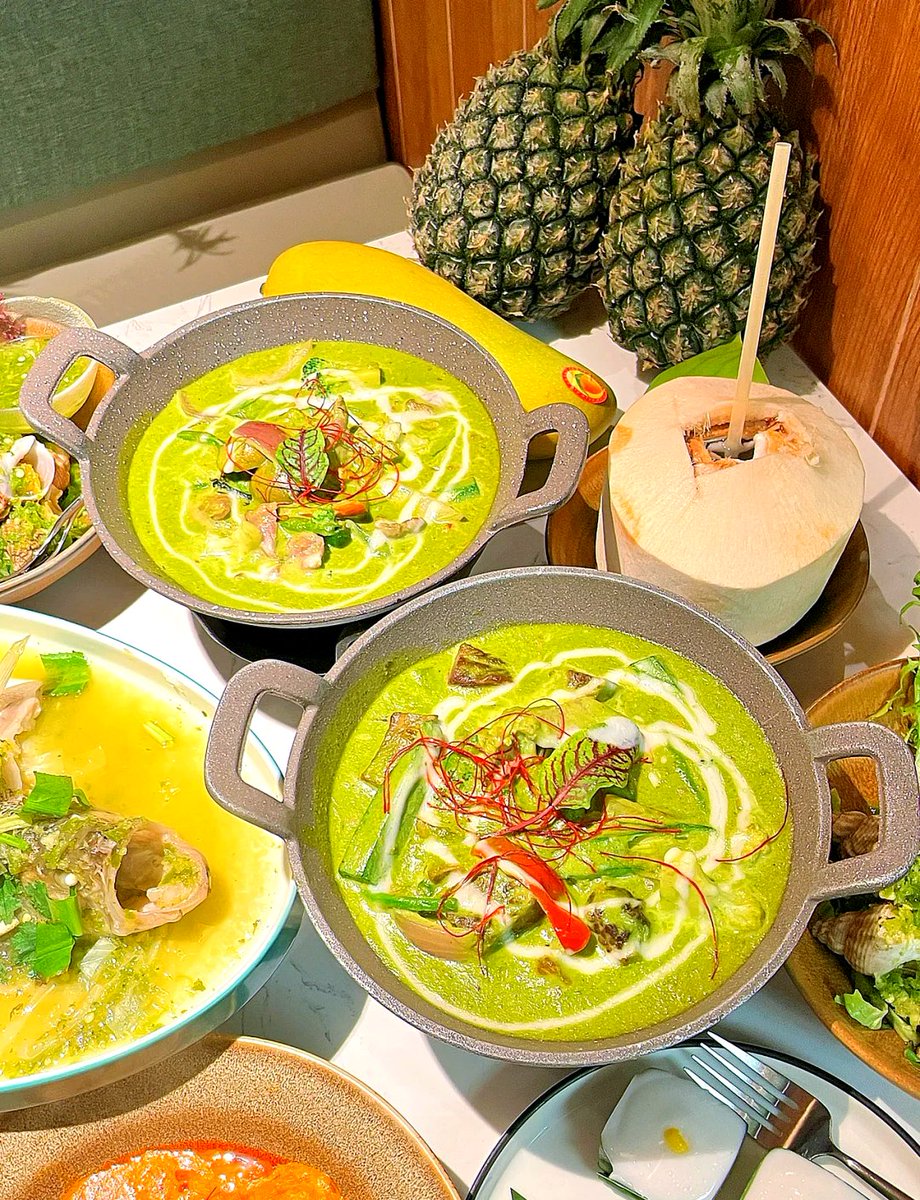 AliceCarllmkhc's tweet photo. Taste the vibrant flavors of Thai green curry tonight! Creamy coconut milk, fresh basil, and aromatic spices wrap tender veggies and tofu for a cozy, exotic meal perfect for any weeknight. https://t.co/6iOtPRW1Sa