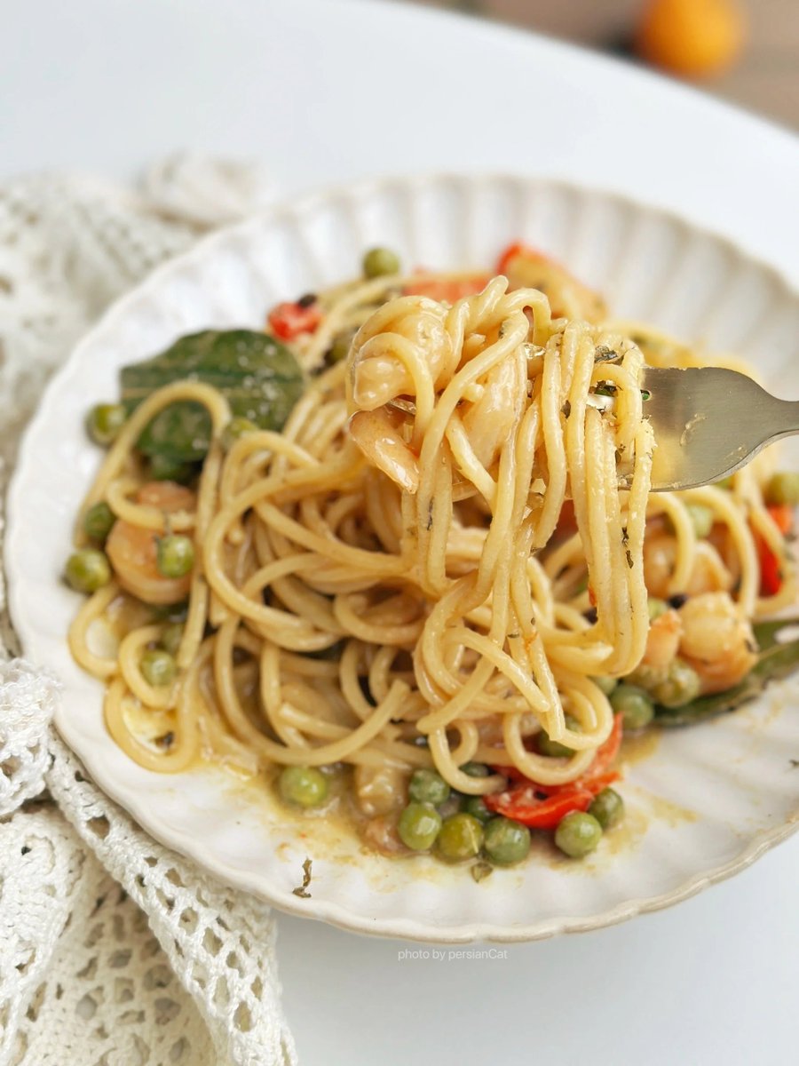 WZ1412's tweet photo. Craving warm, spicy Thai green curry tonight This creamy coconut-infused delight with fresh veggies and fragrant basil hits all the right flavor notes—perfect for a cozy weeknight treat! https://t.co/DsUn2SmM83