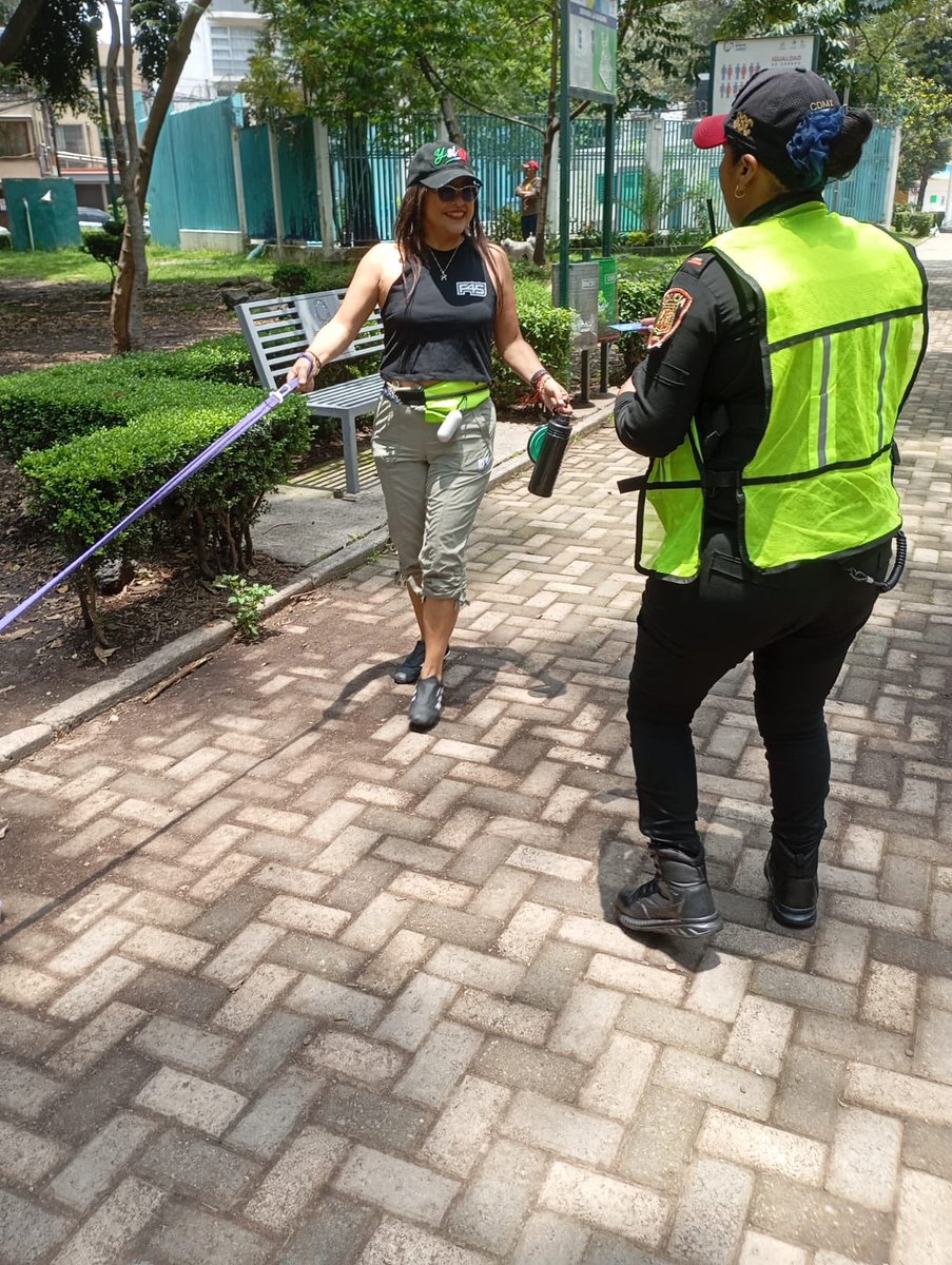 BlindarBJ's tweet photo. Elementos de #BlindarBJ360 salieron a las calles para informar a las y los vecinos sobre cómo prevenir el despojo y compartirles los números de la #BaseBlindar.

Estamos atentos y listos para actuar y apoyarte ante cualquier situación.

#OrdenYSeguridad https://t.co/zAqVykhBP0