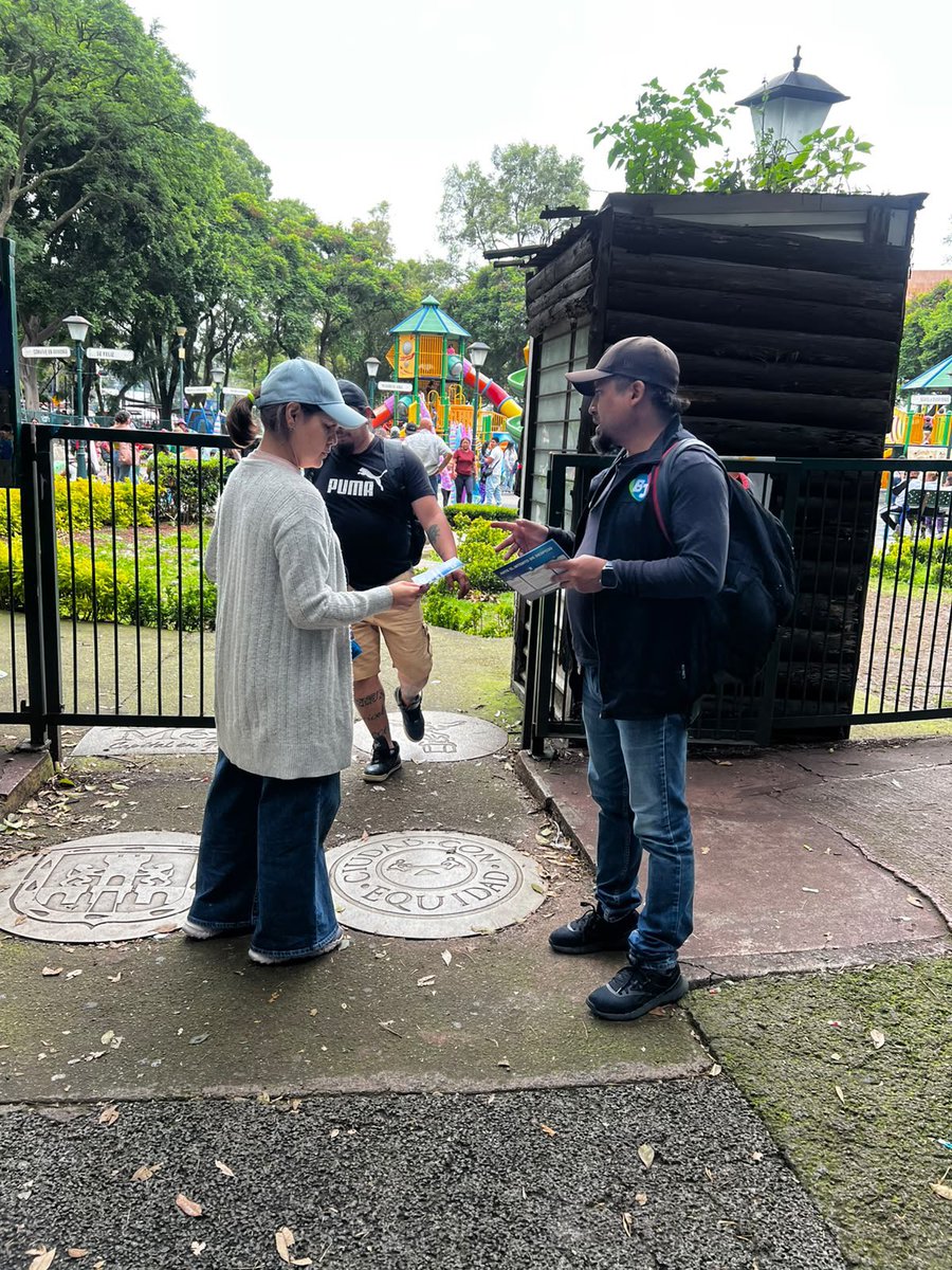 BlindarBJ's tweet photo. Elementos de #BlindarBJ360 salieron a las calles para informar a las y los vecinos sobre cómo prevenir el despojo y compartirles los números de la #BaseBlindar.

Estamos atentos y listos para actuar y apoyarte ante cualquier situación.

#OrdenYSeguridad https://t.co/zAqVykhBP0