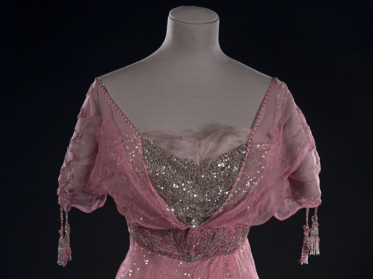 plummie9's tweet photo. France

Evening Dress, 1905

Silk chiffon, silk satin under-dress, silk tulle, sequins, glass beads

@PalaisGalliera 
#FashionHistory https://t.co/k3nh2DCLIA