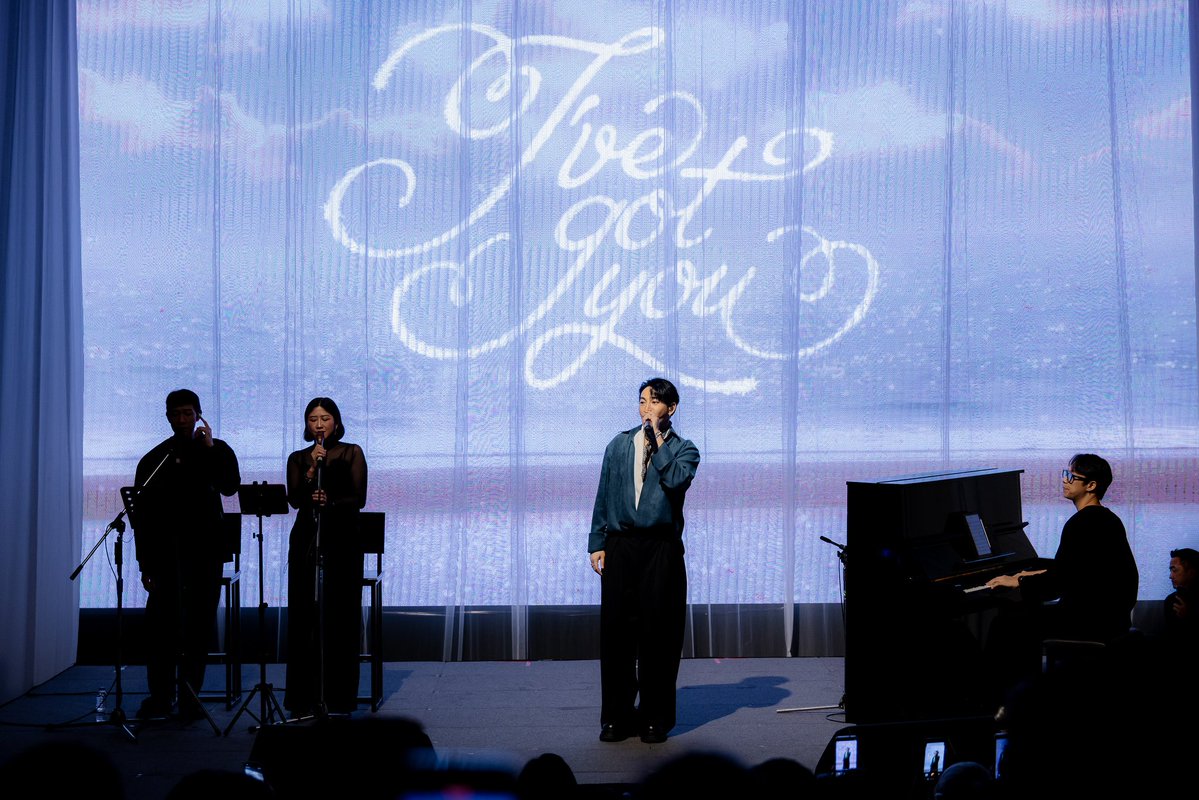 ANiceEnt's tweet photo. “เป๊ก ผลิตโชค” กลับมาเติมเต็มความคิดถึง  
เปิดตัวเพลงใหม่ “I’ve Got You” ครั้งแรกในแฟนมีตติ้งวันเกิด

#PeckPaLitChoke #เป๊กผลิตโชค
#IhaveGotYou

หนึ่งปีที่ห่างไกล แต่หัวใจไม่เคยห่างกัน... แม้เวลาจะพาให้ต้องห่างกันไปนานแค่ไหน ความรู้สึกดี ๆ ที่มีให้กันก็ยังคงอยู่ที่เดิมเสมอ เหมือนกับความสัมพันธ์ระหว่าง “เป๊ก-ผลิตโชค อายนบุตร” และแฟน ๆ ที่แม้จะไม่ได้พบหน้ากันนานถึง 1 ปี แต่เมื่อถึงวันที่ได้กลับมาเจอกันอีกครั้ง ทุกอย่างยังคงเต็มไปด้วยความรัก และความอบอุ่นอยู่เสมอ

ภาพแห่งความคิดถึงกลับมามีชีวิตอีกครั้งในงาน “I’ve Got You Fan meet” แฟนมีตติ้งฉลองวันเกิดของเป๊ก ผลิตโชค ซึ่งจัดขึ้นเมื่อวันที่ 9 สิงหาคม 2569 ณ Lido Connect Hall 2 โดยตลอดช่วงเวลาแห่งความสุขเต็มไปด้วยรอยยิ้ม เสียงหัวเราะ และความอบอุ่นที่ค่อย ๆ เติมเต็มหัวใจของทั้งศิลปินและแฟน ๆ หลังจากรอคอยการกลับมาเจอกันมาอย่างยาวนานการกลับมาครั้งนี้ “เป๊ก” มีเพลง “I’ve Got You” ซิงเกิลใหม่ที่เป็นเหมือนจดหมายจากหัวใจส่งถึงแฟน ๆ ถ่ายทอดความหมายของความรู้สึกที่รู้ว่ายังมีใครสักคนอยู่เคียงข้าง ผ่านประโยค “แค่ได้รู้ว่ามีเธออยู่ ก็ไม่ต้องการอะไร...” ซึ่งอาจเป็นเพียงประโยคสั้น ๆ แต่กลับแทนความรู้สึกที่มีต่อแฟน ๆ ได้อย่างชัดเจน เพราะตลอดช่วงเวลาที่ไม่ได้พบกัน สิ่งหนึ่งที่ยังคงอยู่เสมอคือการรับรู้ว่าอีกฝ่ายยังเป็นกำลังใจอยู่ข้างๆ เสมอ

บนเวที “I’ve Got You Fan meet” เป๊กพาแฟน ๆ กลับไปสู่ช่วงเวลาแสนคุ้นเคย ผ่านการพูดคุย เล่นเกม และเสียงเพลง ทุกเสียงหัวเราะ ทุกสายตา และทุกช่วงเวลาที่ได้อยู่ด้วยกัน กลายเป็นภาพความทรงจำที่ย้ำให้เห็นว่า ความผูกพันบางอย่างไม่เคยจางไปตามเวลา และหากเพลง “I’ve Got You” คือข้อความจากเป๊กถึงแฟน ๆ โปรเจกต์วันเกิดที่เกิดขึ้นในปีนี้ก็คงเป็นคำตอบจากแฟน ๆ ที่ส่งกลับไปเช่นกัน เพราะในวันเกิดของเป๊กปีนี้ แฟน ๆ ยังคงตั้งใจส่งต่อความรักผ่านโปรเจกต์มากมาย ทั้ง การบริจาครถพยาบาล, การทำบุญวันเกิด รวมถึง HALL OF LOVE และจอ LED ที่ปรากฏอยู่ในหลากหลายพื้นที่ อย่าง ตึก GMM, EMPORIUM, EMSPHERE, EMQUARTIER, MBK, LIDO และไกลถึง TIME SQUARE ใจกลางมหานครนิวยอร์ก

ทั้งหมดคือภาพของความรักที่เดินทางผ่านกาลเวลา และเป็นเครื่องยืนยันว่า ตลอดหนึ่งปีที่ไม่ได้พบกัน ความรักที่มีให้กันและกัน ไม่ได้หายไปไหนเลย

ติดตามมิวสิกวิดีโอเพลง  “I’ve Got You” ของ “เป๊ก” ผลิตโชค อายนบุตร  ได้ทาง
https://t.co/M1w6xJF51C

🔗https://t.co/vHlgBjE3yt