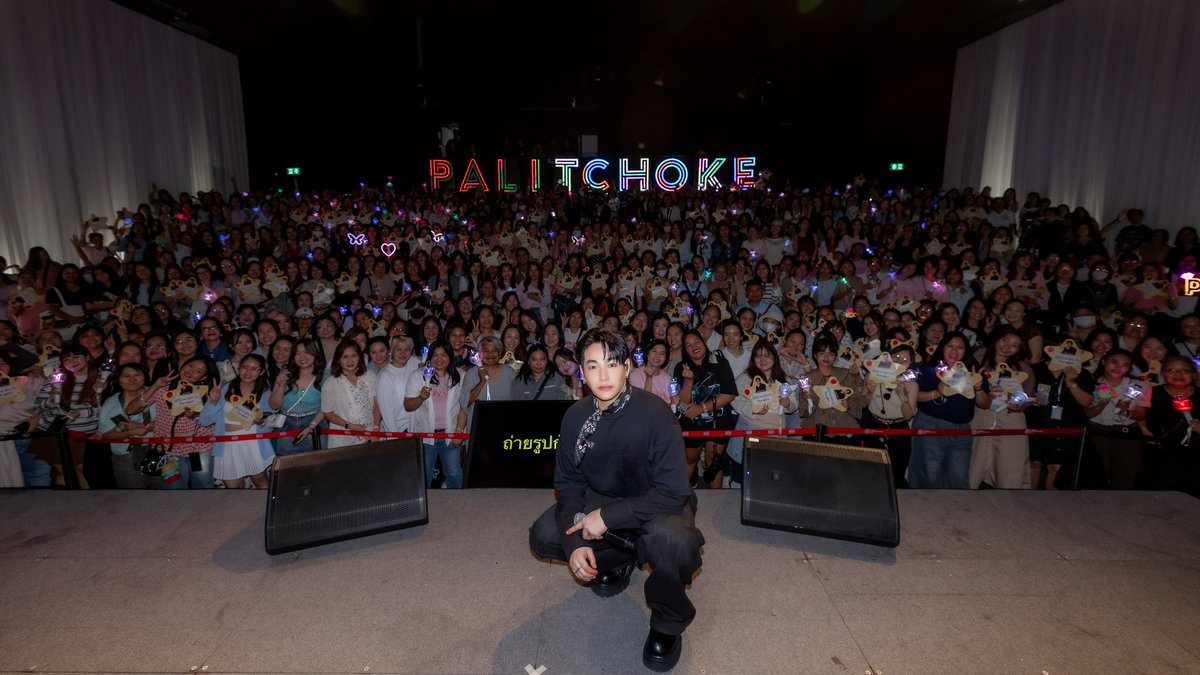 ANiceEnt's tweet photo. “เป๊ก ผลิตโชค” กลับมาเติมเต็มความคิดถึง  
เปิดตัวเพลงใหม่ “I’ve Got You” ครั้งแรกในแฟนมีตติ้งวันเกิด

#PeckPaLitChoke #เป๊กผลิตโชค
#IhaveGotYou

หนึ่งปีที่ห่างไกล แต่หัวใจไม่เคยห่างกัน... แม้เวลาจะพาให้ต้องห่างกันไปนานแค่ไหน ความรู้สึกดี ๆ ที่มีให้กันก็ยังคงอยู่ที่เดิมเสมอ เหมือนกับความสัมพันธ์ระหว่าง “เป๊ก-ผลิตโชค อายนบุตร” และแฟน ๆ ที่แม้จะไม่ได้พบหน้ากันนานถึง 1 ปี แต่เมื่อถึงวันที่ได้กลับมาเจอกันอีกครั้ง ทุกอย่างยังคงเต็มไปด้วยความรัก และความอบอุ่นอยู่เสมอ

ภาพแห่งความคิดถึงกลับมามีชีวิตอีกครั้งในงาน “I’ve Got You Fan meet” แฟนมีตติ้งฉลองวันเกิดของเป๊ก ผลิตโชค ซึ่งจัดขึ้นเมื่อวันที่ 9 สิงหาคม 2569 ณ Lido Connect Hall 2 โดยตลอดช่วงเวลาแห่งความสุขเต็มไปด้วยรอยยิ้ม เสียงหัวเราะ และความอบอุ่นที่ค่อย ๆ เติมเต็มหัวใจของทั้งศิลปินและแฟน ๆ หลังจากรอคอยการกลับมาเจอกันมาอย่างยาวนานการกลับมาครั้งนี้ “เป๊ก” มีเพลง “I’ve Got You” ซิงเกิลใหม่ที่เป็นเหมือนจดหมายจากหัวใจส่งถึงแฟน ๆ ถ่ายทอดความหมายของความรู้สึกที่รู้ว่ายังมีใครสักคนอยู่เคียงข้าง ผ่านประโยค “แค่ได้รู้ว่ามีเธออยู่ ก็ไม่ต้องการอะไร...” ซึ่งอาจเป็นเพียงประโยคสั้น ๆ แต่กลับแทนความรู้สึกที่มีต่อแฟน ๆ ได้อย่างชัดเจน เพราะตลอดช่วงเวลาที่ไม่ได้พบกัน สิ่งหนึ่งที่ยังคงอยู่เสมอคือการรับรู้ว่าอีกฝ่ายยังเป็นกำลังใจอยู่ข้างๆ เสมอ

บนเวที “I’ve Got You Fan meet” เป๊กพาแฟน ๆ กลับไปสู่ช่วงเวลาแสนคุ้นเคย ผ่านการพูดคุย เล่นเกม และเสียงเพลง ทุกเสียงหัวเราะ ทุกสายตา และทุกช่วงเวลาที่ได้อยู่ด้วยกัน กลายเป็นภาพความทรงจำที่ย้ำให้เห็นว่า ความผูกพันบางอย่างไม่เคยจางไปตามเวลา และหากเพลง “I’ve Got You” คือข้อความจากเป๊กถึงแฟน ๆ โปรเจกต์วันเกิดที่เกิดขึ้นในปีนี้ก็คงเป็นคำตอบจากแฟน ๆ ที่ส่งกลับไปเช่นกัน เพราะในวันเกิดของเป๊กปีนี้ แฟน ๆ ยังคงตั้งใจส่งต่อความรักผ่านโปรเจกต์มากมาย ทั้ง การบริจาครถพยาบาล, การทำบุญวันเกิด รวมถึง HALL OF LOVE และจอ LED ที่ปรากฏอยู่ในหลากหลายพื้นที่ อย่าง ตึก GMM, EMPORIUM, EMSPHERE, EMQUARTIER, MBK, LIDO และไกลถึง TIME SQUARE ใจกลางมหานครนิวยอร์ก

ทั้งหมดคือภาพของความรักที่เดินทางผ่านกาลเวลา และเป็นเครื่องยืนยันว่า ตลอดหนึ่งปีที่ไม่ได้พบกัน ความรักที่มีให้กันและกัน ไม่ได้หายไปไหนเลย

ติดตามมิวสิกวิดีโอเพลง  “I’ve Got You” ของ “เป๊ก” ผลิตโชค อายนบุตร  ได้ทาง
https://t.co/M1w6xJF51C

🔗https://t.co/vHlgBjE3yt