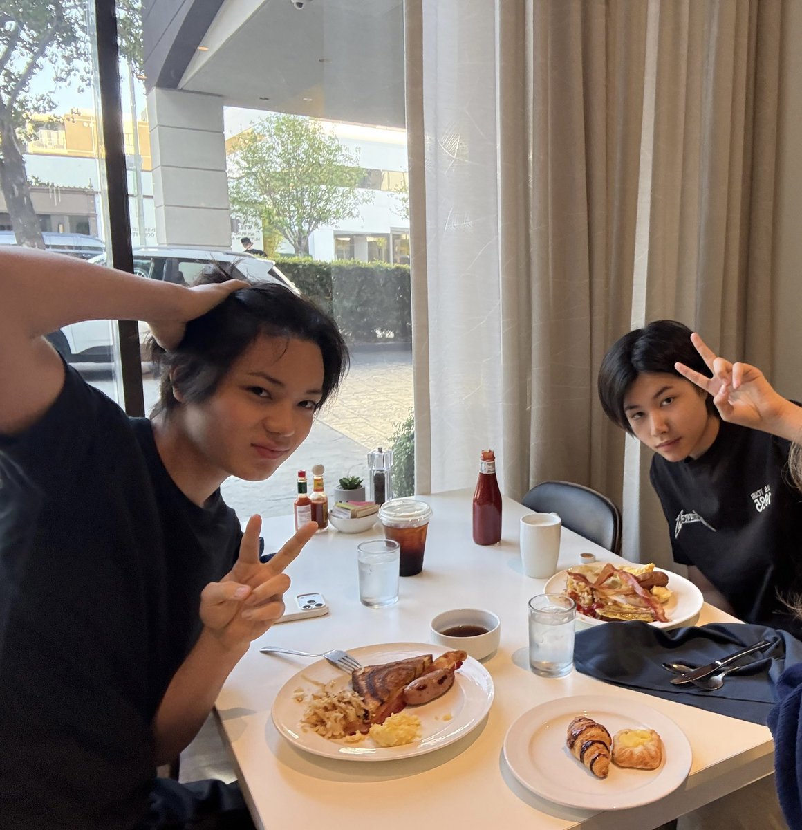 anchanspace's tweet photo. Ohhh it’s from this morning😮
Morning bare face cuties next2uz🥹🤏🏼
The same breakfast plate Ohyul sent on fromm too

#OHYUL #오율 #オユル #LOUIS #루이 #ルイ
#롱샷 #LNGSHOT #ロンシャ https://t.co/mIfh1mk2tq