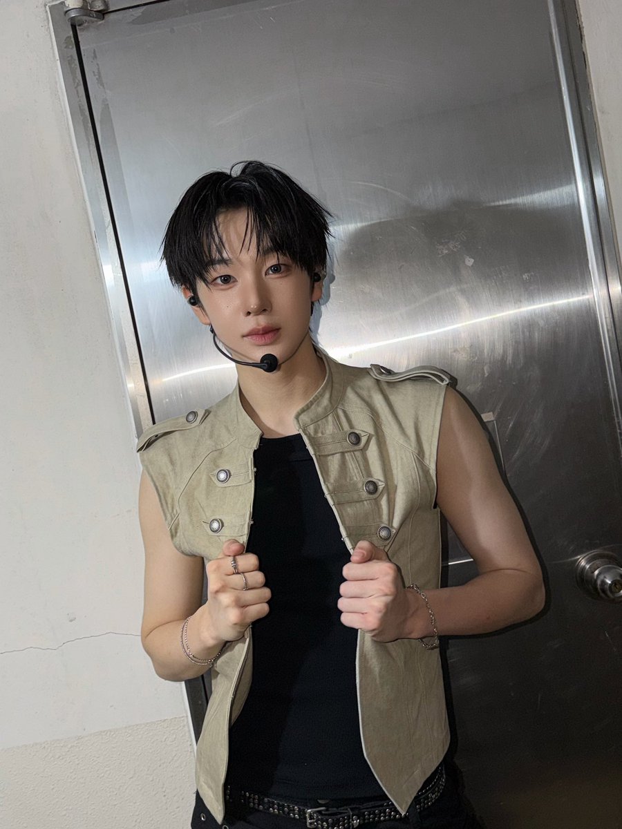 ari_id17's tweet photo. 260810 코스모룸 #기웅 

#idntt #아이덴티티 #itsnotover 
#곽기웅 #kwakgiwoong https://t.co/KDmQeUWCNc