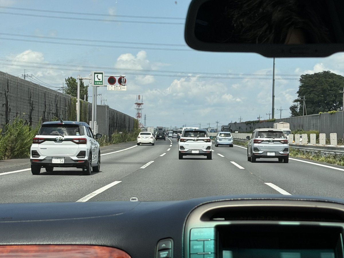 netpc2001's tweet photo. 日本の縮図
東北道最低の瞬間
敗戦国の末路

左向いても右向いてもライズしかいない、3車線塞がれてる、キレそう
フラフラしてるやつもいるしお盆 https://t.co/9YVtaBXxWv
