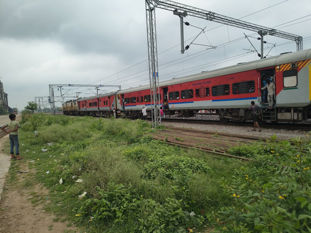 rizwan54678's tweet photo. Sir Balrampur railway station ka platform number 1 kafi chota hai amrit Bharat  railway station me jub yaha railway station samil hua tha to kya iski lambai nahi napi gai thi
@drm_lko https://t.co/ZPAEFctV8n